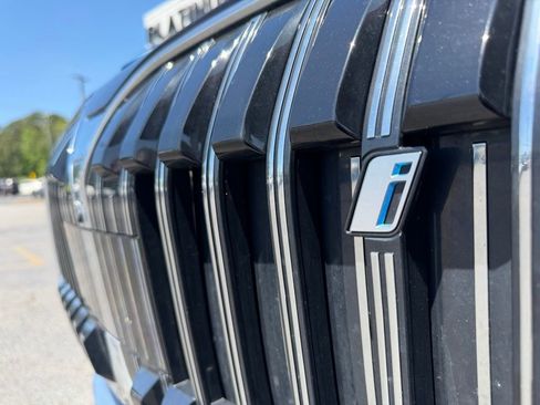 Used 2024 BMW i7 xDrive60 AWD/4WD image 8