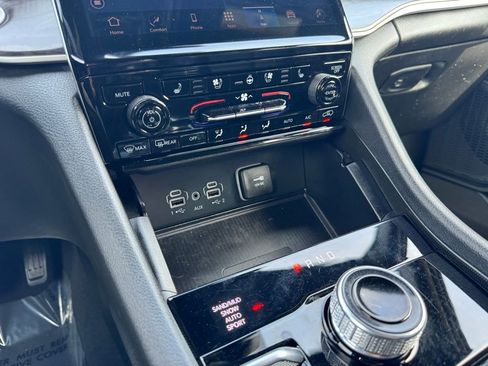 Used 2024 Jeep Grand Cherokee L Limited w/ Luxury Tech Group II AWD/4WD image 10