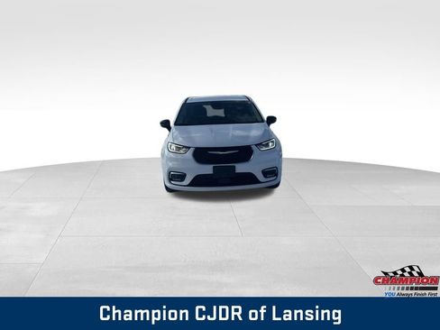 Used 2024 Chrysler Pacifica Touring-L image 9