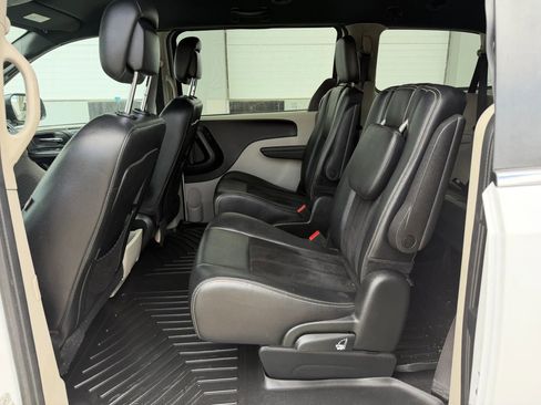Used 2018 Dodge Grand Caravan SXT FWD image 11