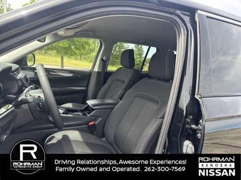 Used 2023 Jeep Grand Cherokee Laredo AWD/4WD image 11