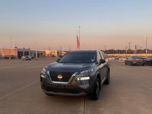 Used 2023 Nissan Rogue S FWD image 7