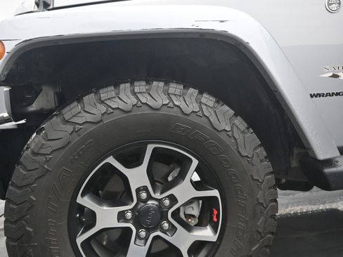 Used 2018 Jeep Wrangler Sahara w/ Connectivity Group image 19