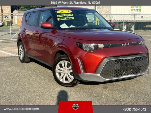 Used 2023 Kia Soul LX FWD image 1