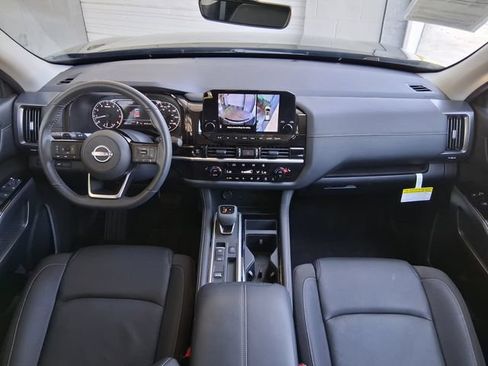 Used 2025 Nissan Pathfinder SL FWD image 9
