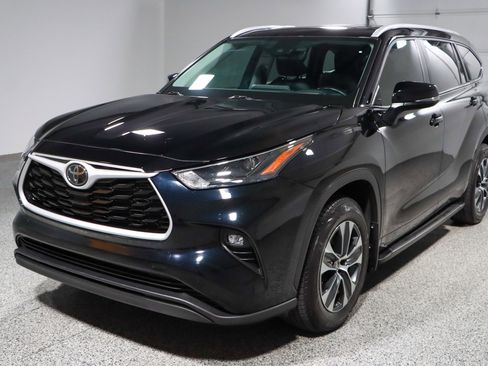 Used 2024 Toyota Highlander XLE image 35