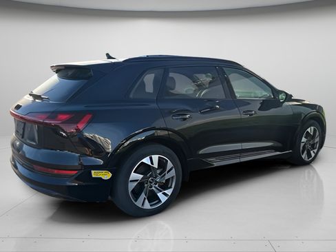 Used 2022 Audi e-tron Premium w/ Convenience Plus Package AWD/4WD image 4