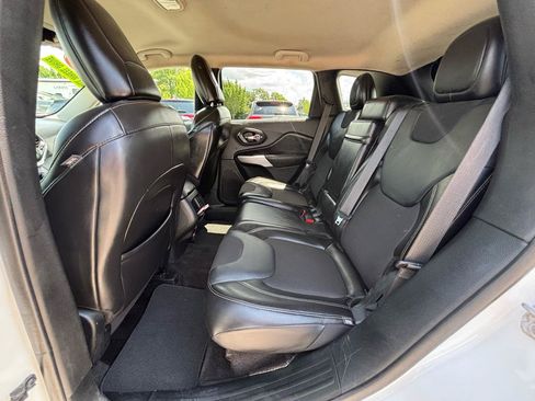 Used 2018 Jeep Cherokee Latitude Plus w/ Trailer Tow Group AWD/4WD image 16