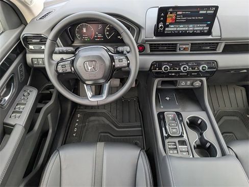New 2025 Honda Pilot Touring image 6