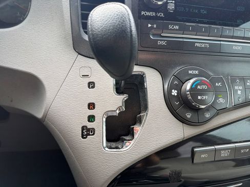 Used 2013 Toyota Sienna LE FWD image 22