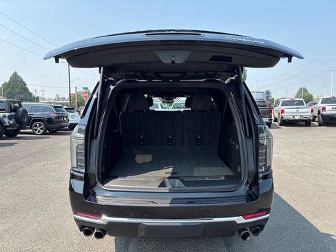 Used 2025 Chevrolet Suburban Premier AWD/4WD image 37