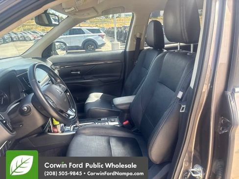 Used 2018 Mitsubishi Outlander AWD image 9