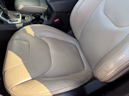 Used 2015 Jeep Cherokee Limited image 12