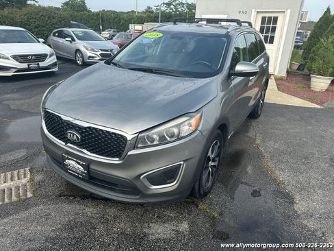 Used 2018 Kia Sorento EX image 2