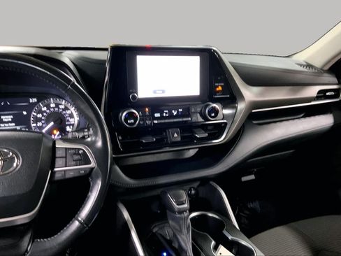 Used 2023 Toyota Highlander LE FWD image 7
