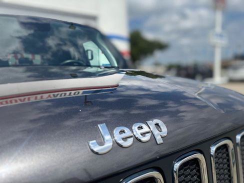 Used 2018 Jeep Renegade Latitude AWD/4WD image 11