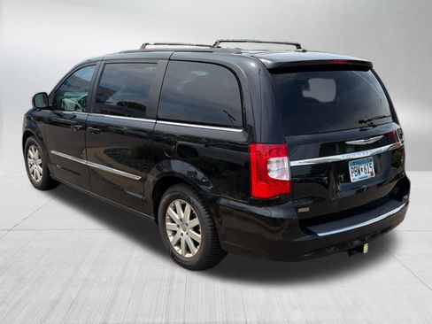 Used 2016 Chrysler Town & Country Touring FWD image 7