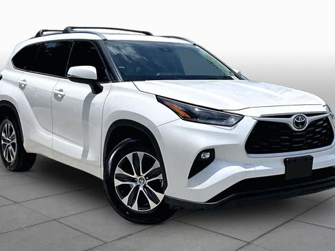Used 2021 Toyota Highlander XLE AWD/4WD image 3