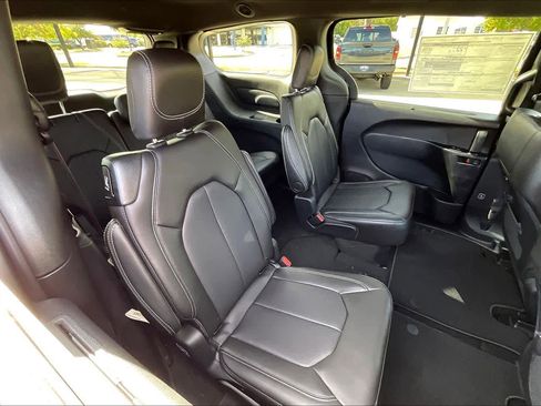 New 2026 Chrysler Pacifica Select image 21