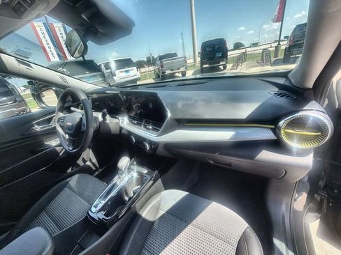 Used 2025 Chevrolet Trax LT FWD image 27