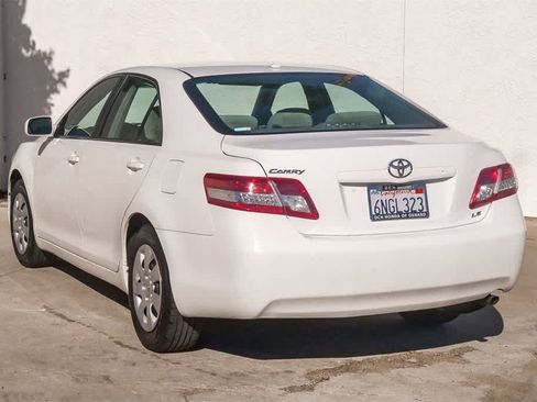 Used 2011 Toyota Camry LE image 9