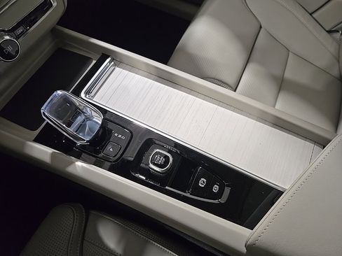 New 2026 Volvo XC60 B5 Ultra w/ Protection Package Premier image 12