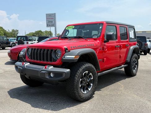 Used 2025 Jeep Wrangler Unlimited Rubicon AWD/4WD image 3