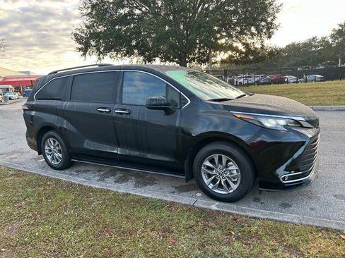 Used 2024 Toyota Sienna XLE image 7