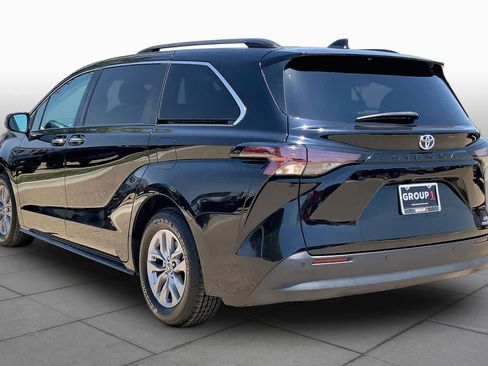 Used 2024 Toyota Sienna XLE FWD image 12