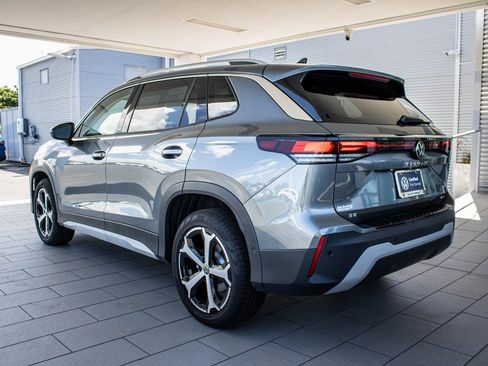 Certified 2025 Volkswagen Tiguan SE image 13