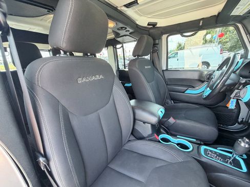 Used 2016 Jeep Wrangler Unlimited Sahara w/ Connectivity Group AWD/4WD image 24