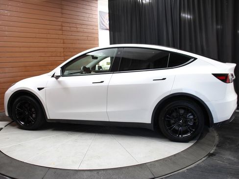 Used 2022 Tesla Model Y Long Range image 19