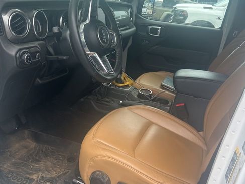 Used 2023 Jeep Gladiator Overland w/ LED Lighting Group AWD/4WD image 11