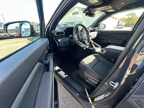 Used 2025 Toyota 4Runner SR5 AWD/4WD image 3