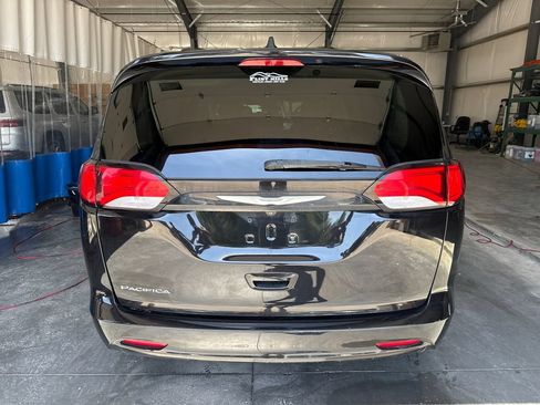 Used 2017 Chrysler Pacifica Touring FWD image 4