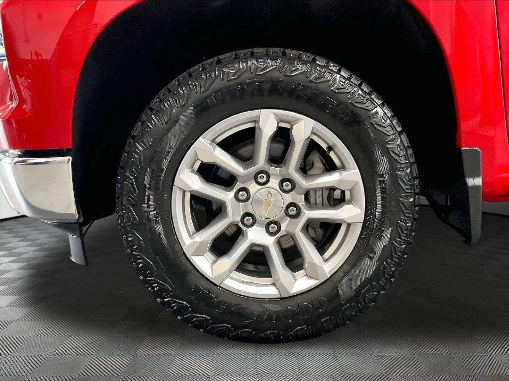 Used 2024 Chevrolet Silverado 1500 LT AWD/4WD image 7