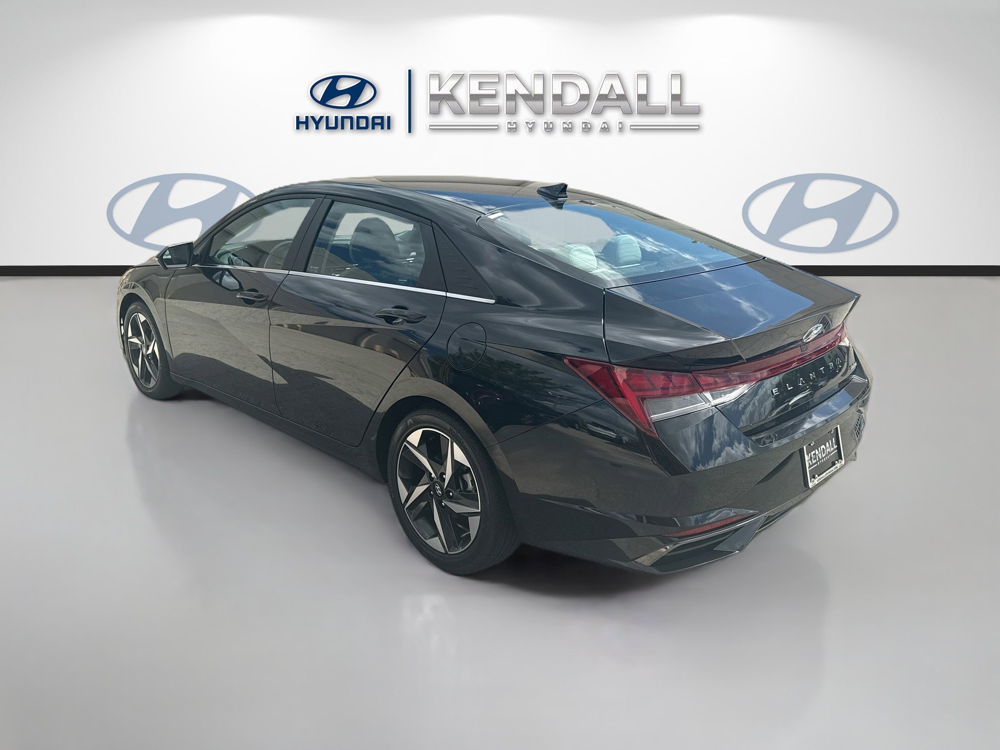 Used 2021 Hyundai Elantra Limited w/ Cargo Package FWD image 4
