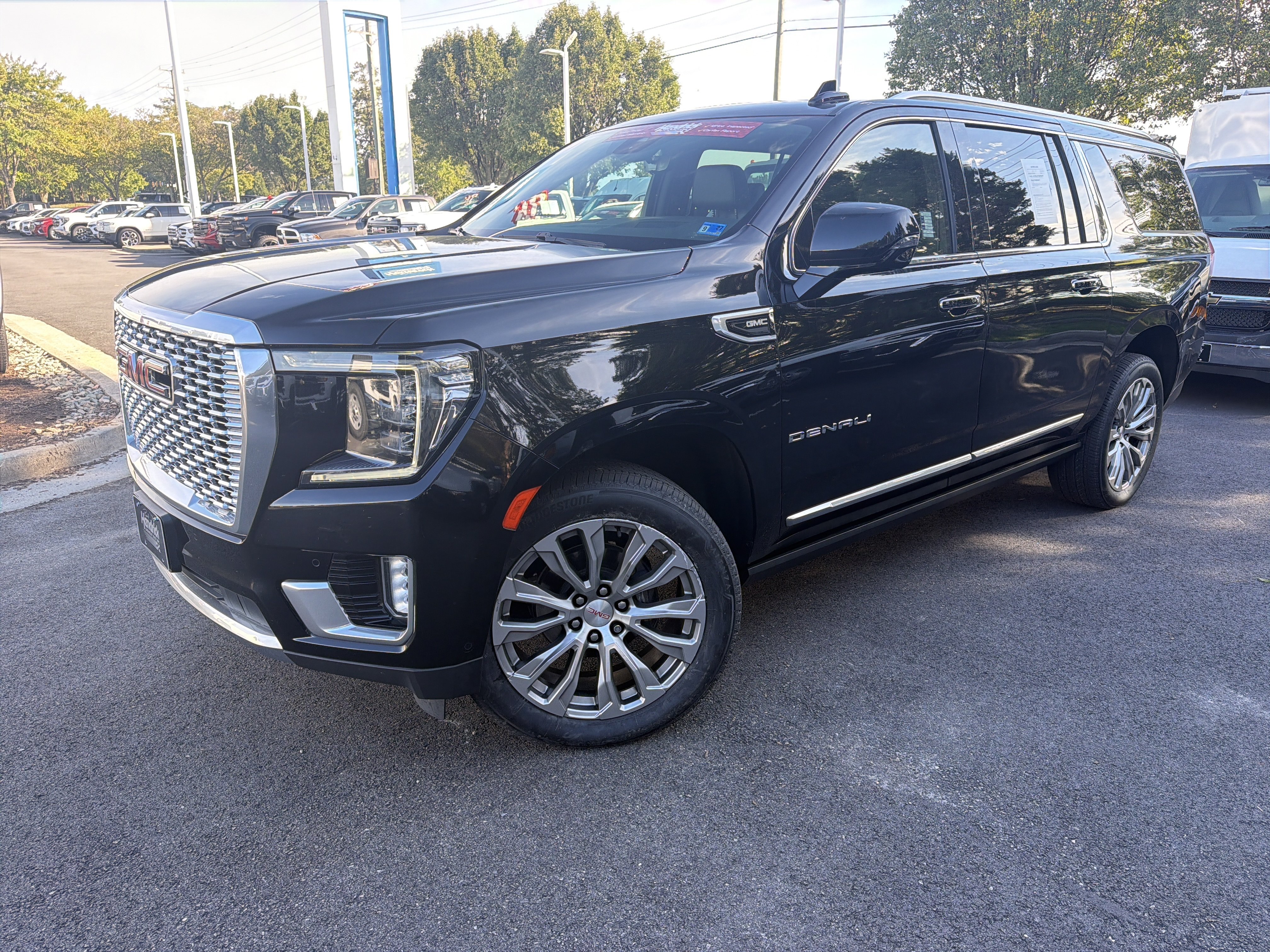 Used 2023 GMC Yukon XL Denali w/ Advanced Technology Package AWD/4WD image 5