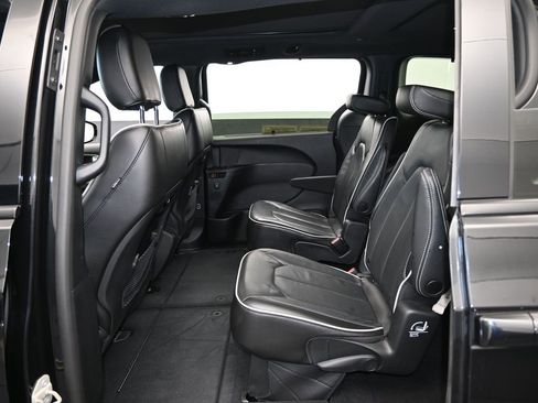 Used 2023 Chrysler Pacifica Limited w/ S Appearance Package image 31