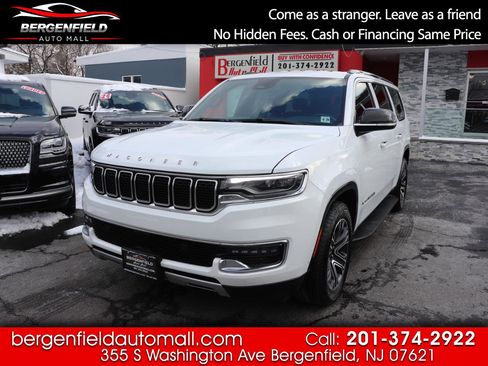 Used 2024 Jeep Wagoneer L Series II w/ Flexible Seating Group image 1