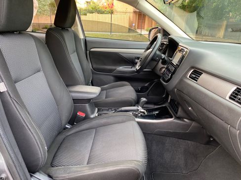 Used 2017 Mitsubishi Outlander ES image 56
