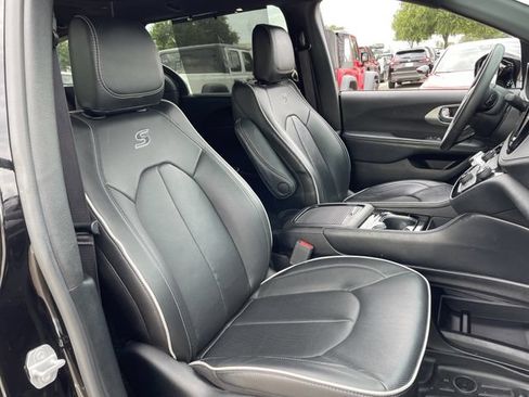 Used 2025 Chrysler Pacifica Limited FWD image 28