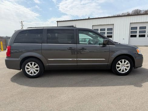 Used 2016 Chrysler Town & Country Touring image 6