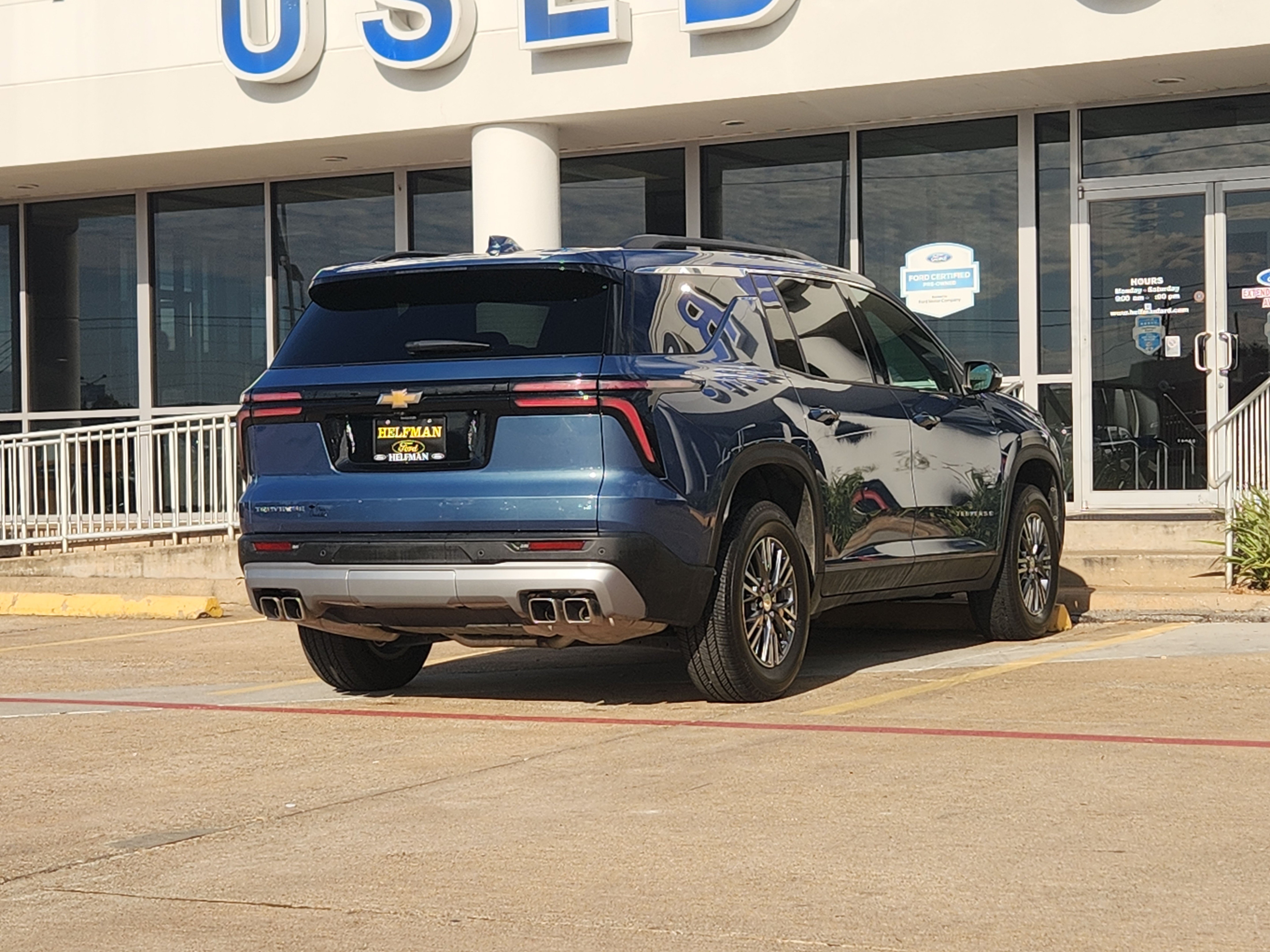 Used 2025 Chevrolet Traverse LT w/ Driver Confidence Package FWD image 3