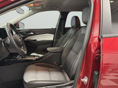Used 2025 Chevrolet Trax LT w/ LT Convenience Package FWD image 23