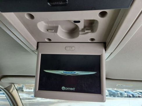 Used 2016 Chrysler Town & Country Touring image 32