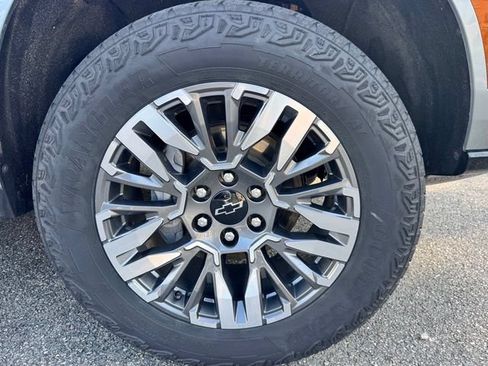 Used 2025 Chevrolet Suburban Z71 w/ Comfort Package AWD/4WD image 19