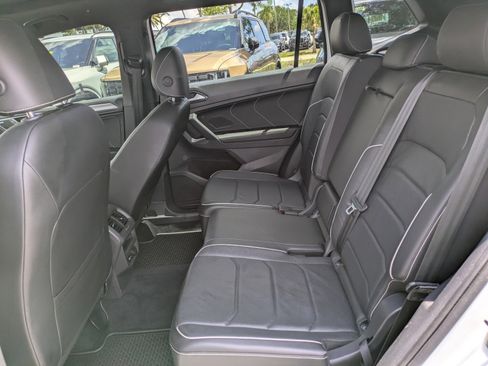 Used 2022 Volkswagen Tiguan SEL R-Line AWD/4WD image 12