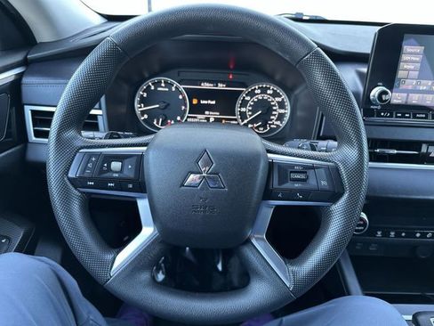 Used 2024 Mitsubishi Outlander ES image 13