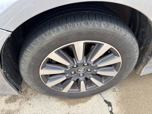 Used 2018 Toyota Sienna XLE AWD/4WD image 2